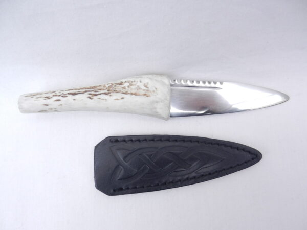 DSCN3616 Natural Sgian Dubh in Scottish Red Deer Antler with Wych Elm centre